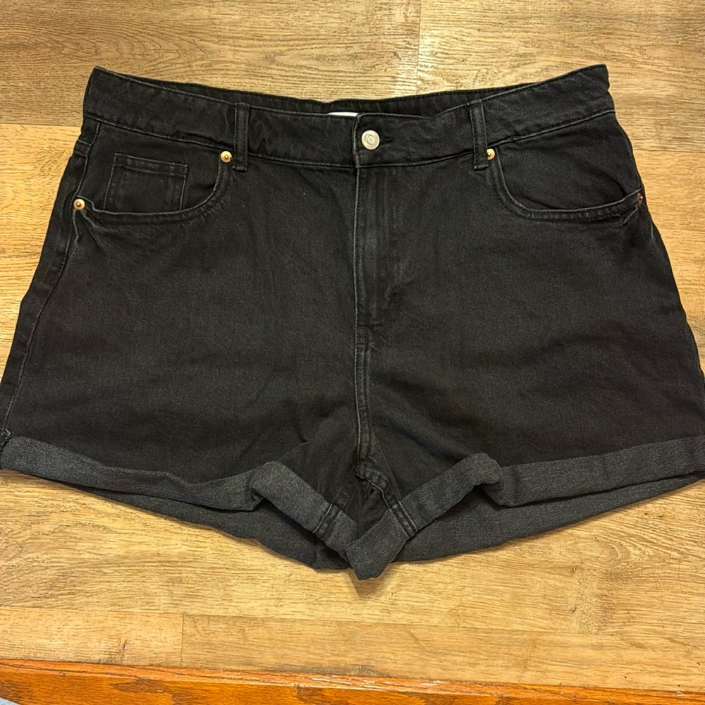 NEVER WORN H&M Black Denim Cuffed Shorts